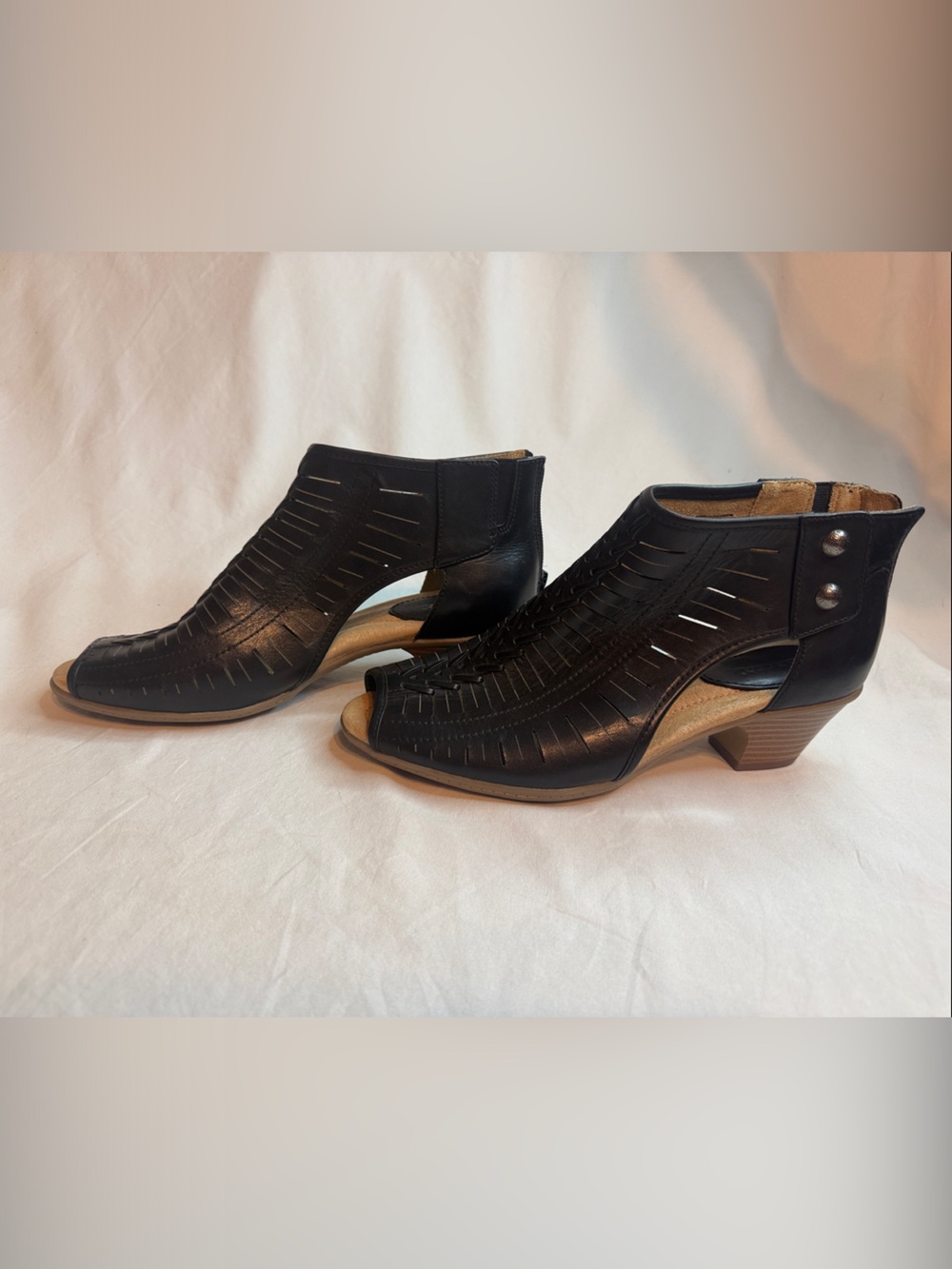 Earth Vicki Black Leather Cutout Peep Toe Ankle Bootie Sandal Size 9.5 B
